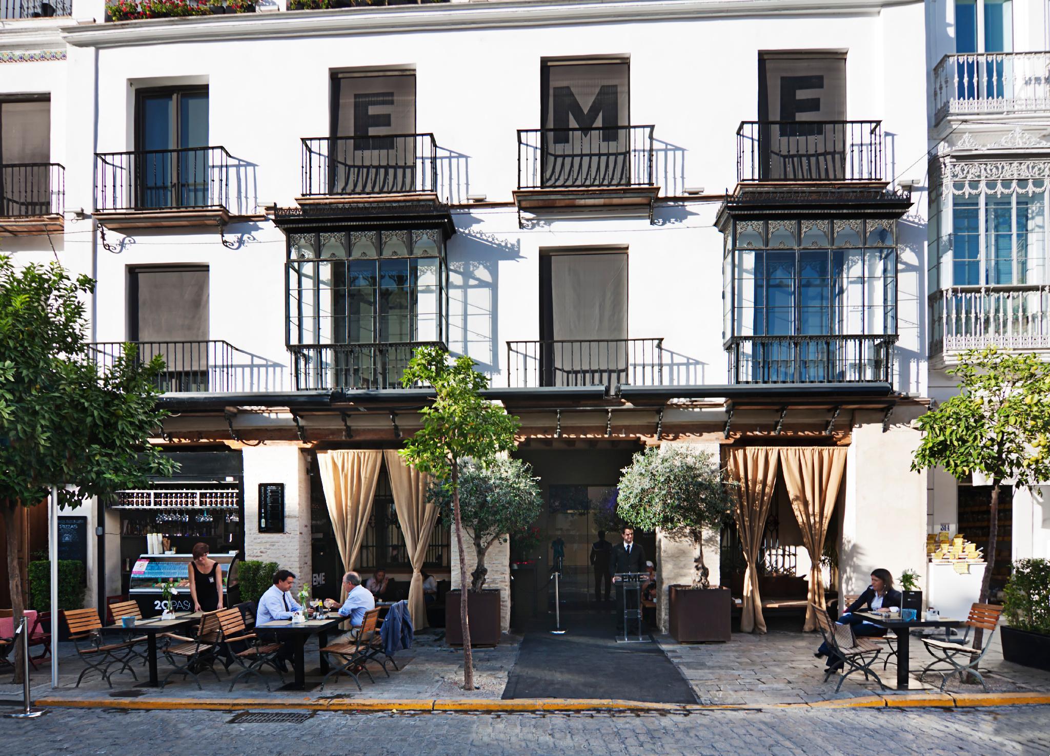 Eme Catedral Mercer Hotel Севилья Экстерьер фото A typical café in Seville