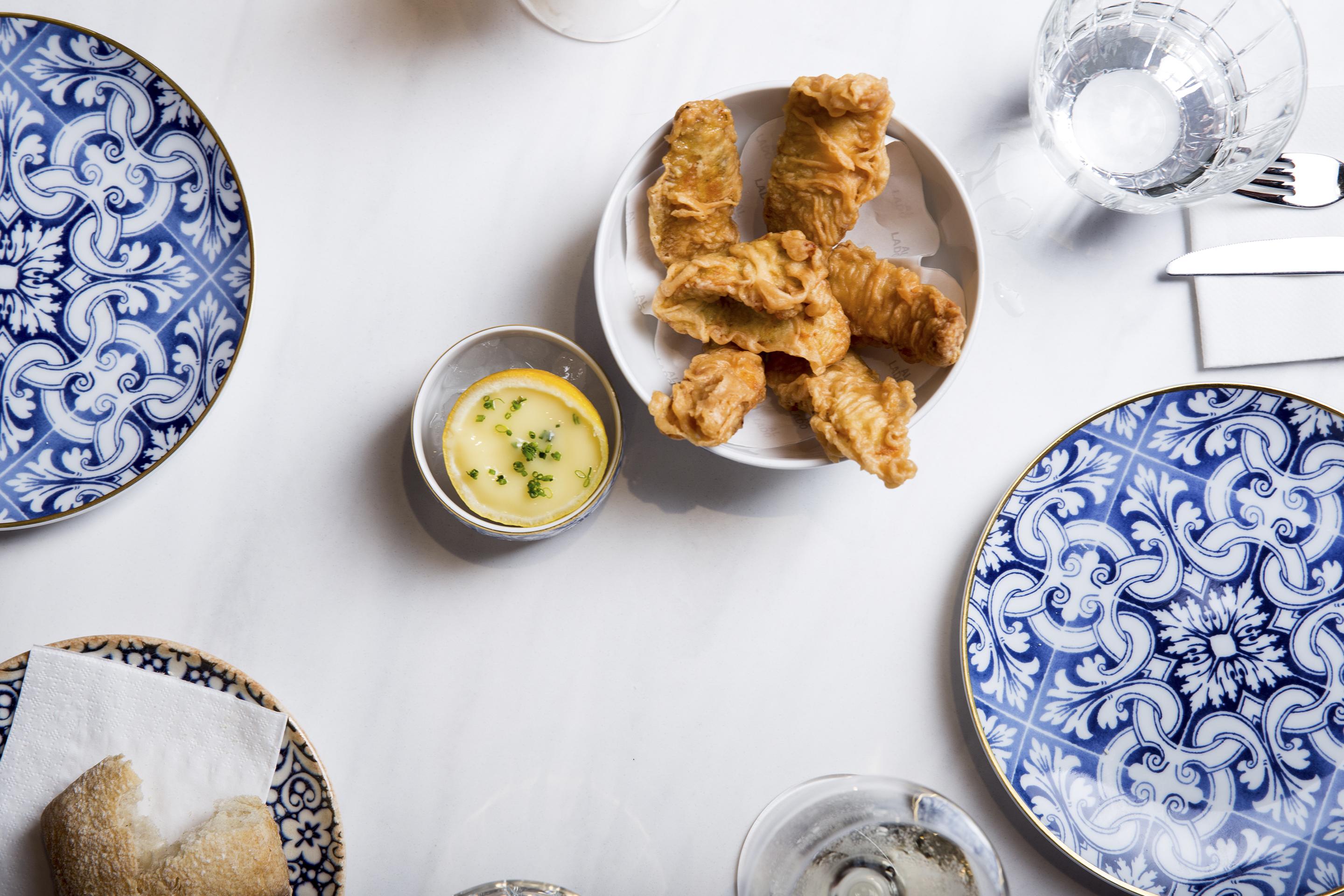 Eme Catedral Mercer Hotel Севилья Экстерьер фото Fried chicken at the restaurant