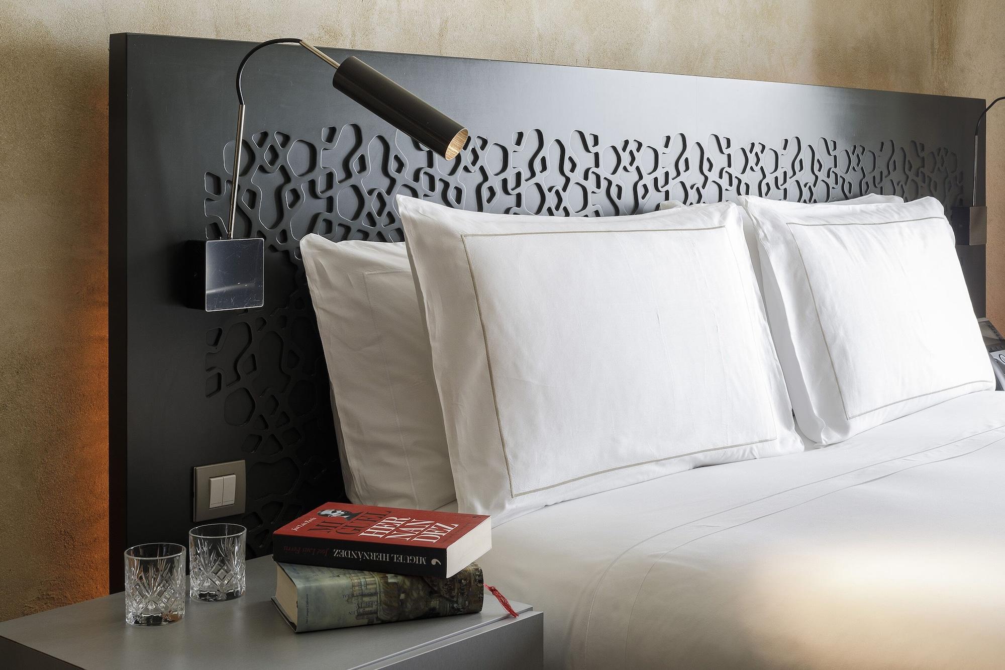 Eme Catedral Mercer Hotel Севилья Экстерьер фото A room at the hotel