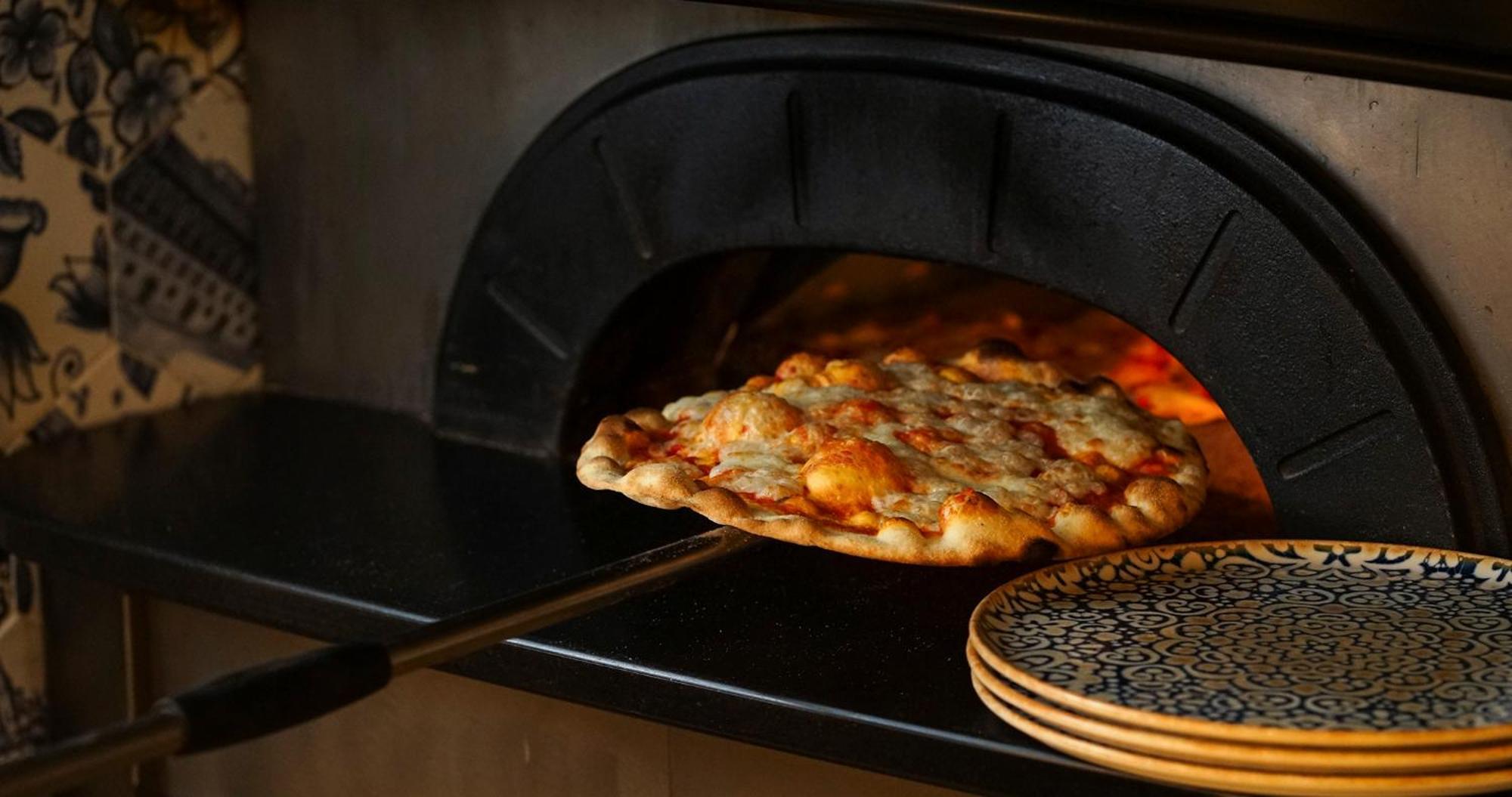 Eme Catedral Mercer Hotel Севилья Экстерьер фото Pizza being removed from a wood-fired oven