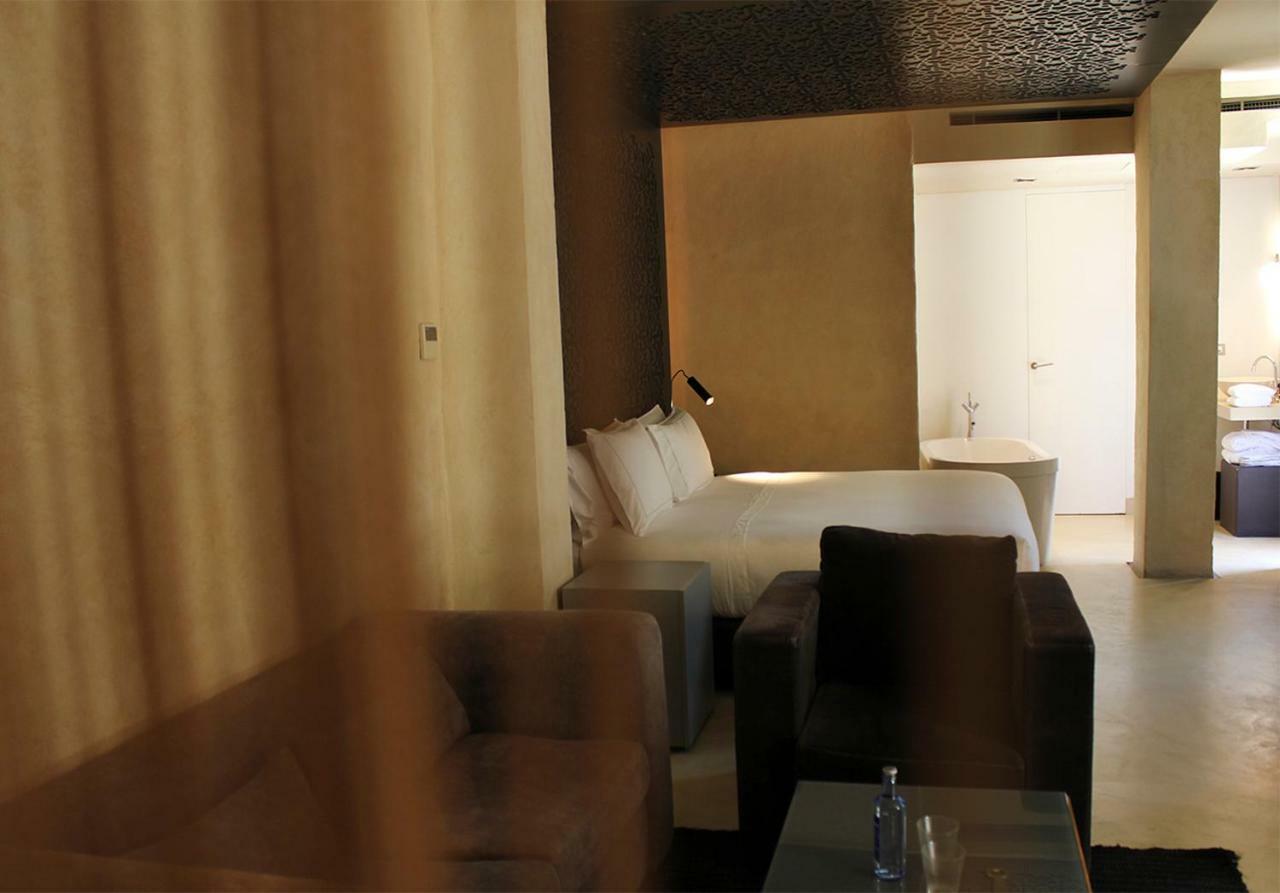 Eme Catedral Mercer Hotel Севилья Экстерьер фото A room at the hotel