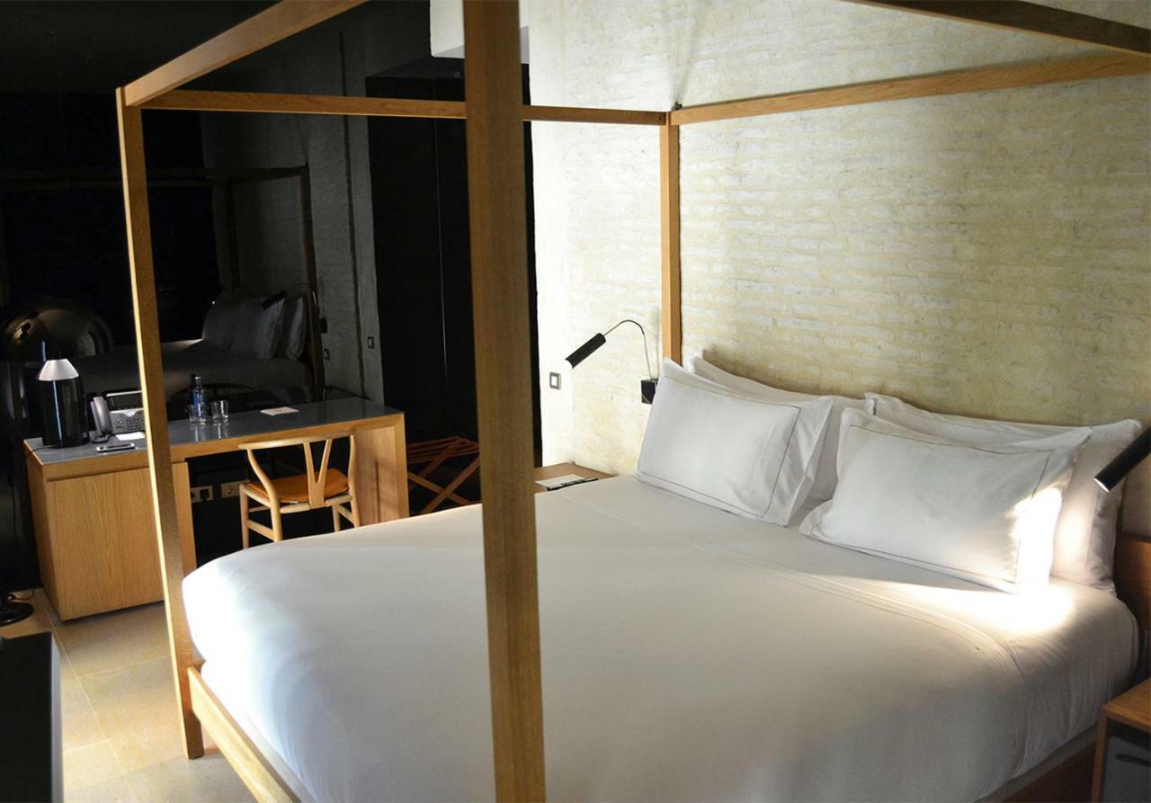 Eme Catedral Mercer Hotel Севилья Экстерьер фото A room at the hotel