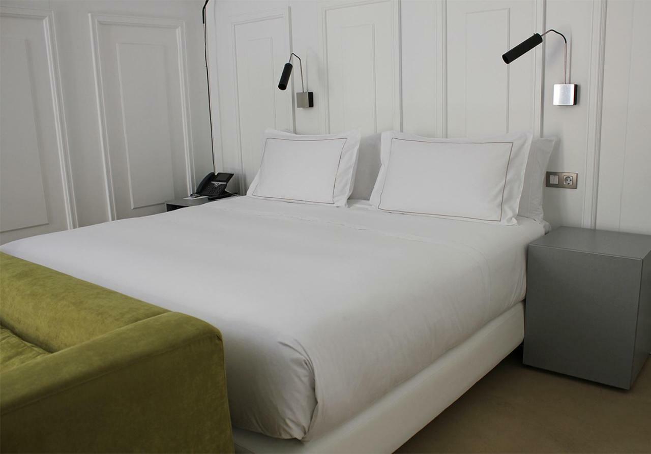 Eme Catedral Mercer Hotel Севилья Экстерьер фото A bed with a duvet