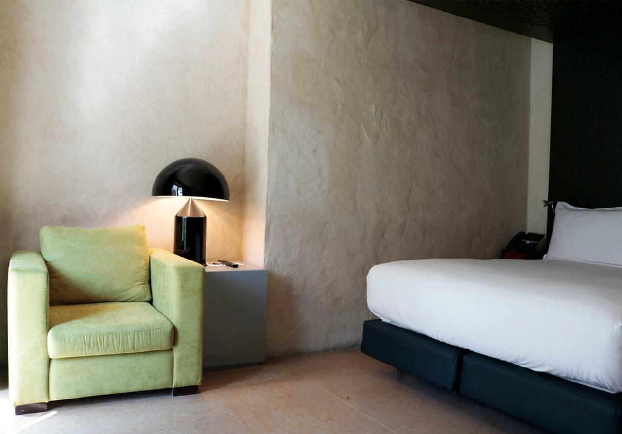 Eme Catedral Mercer Hotel Севилья Экстерьер фото A room at the hotel