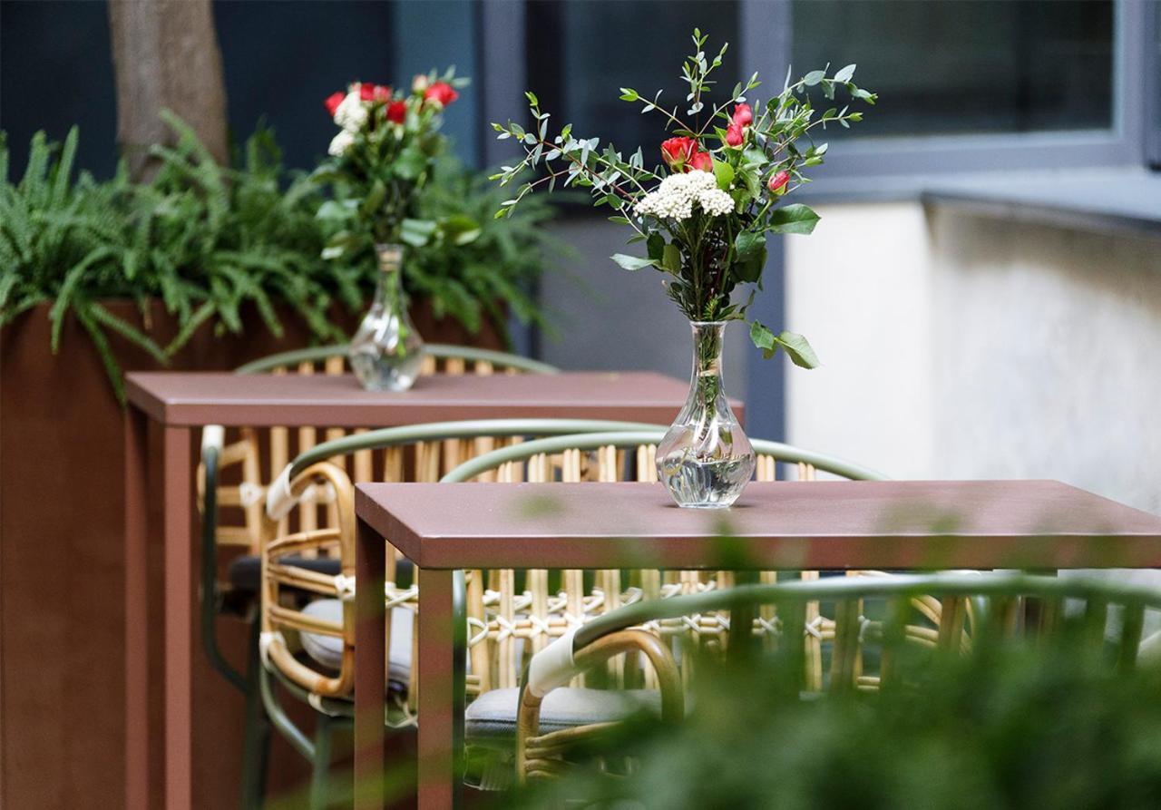 Eme Catedral Mercer Hotel Севилья Экстерьер фото The courtyard of the hotel