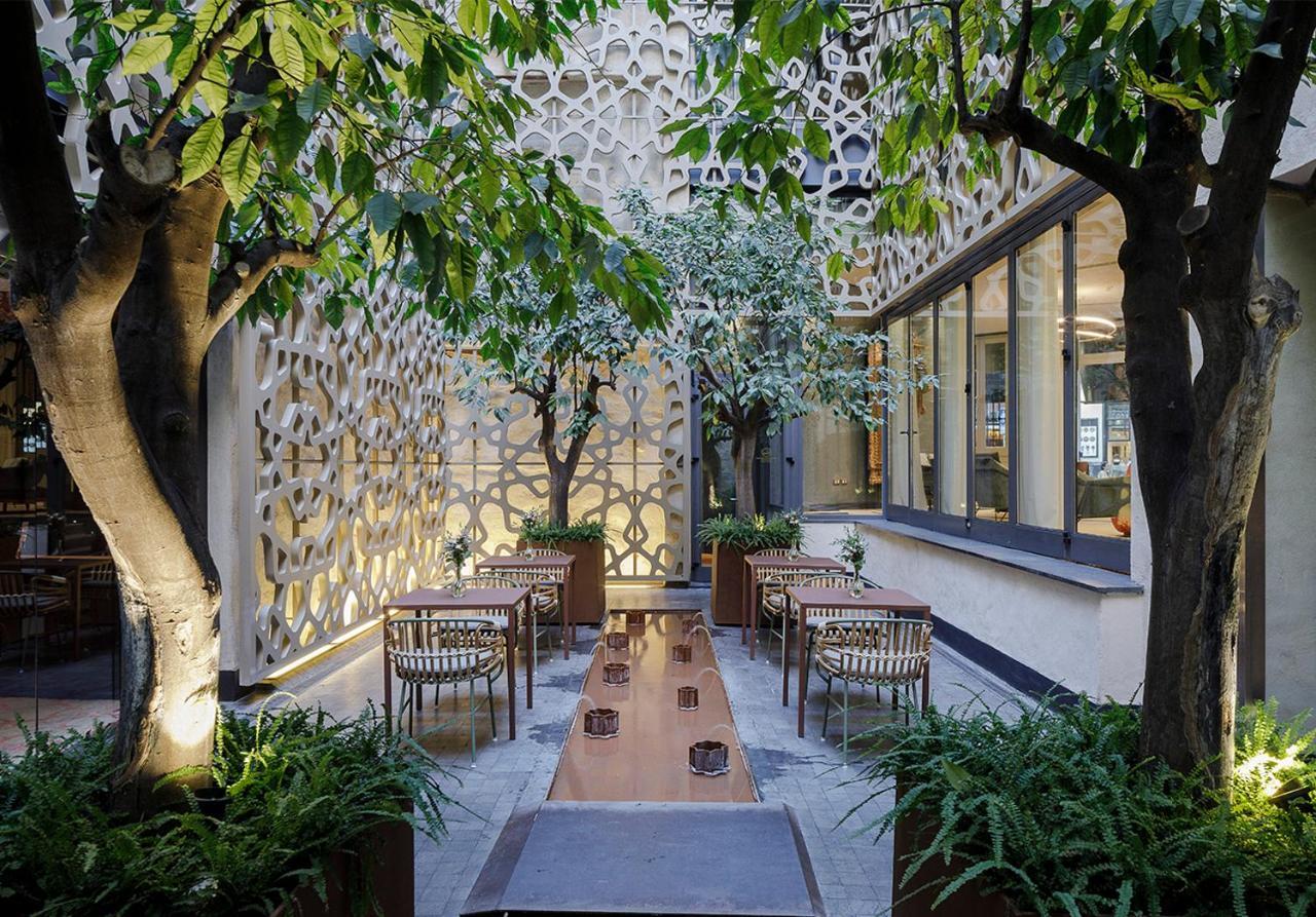 Eme Catedral Mercer Hotel Севилья Экстерьер фото The courtyard at the hotel