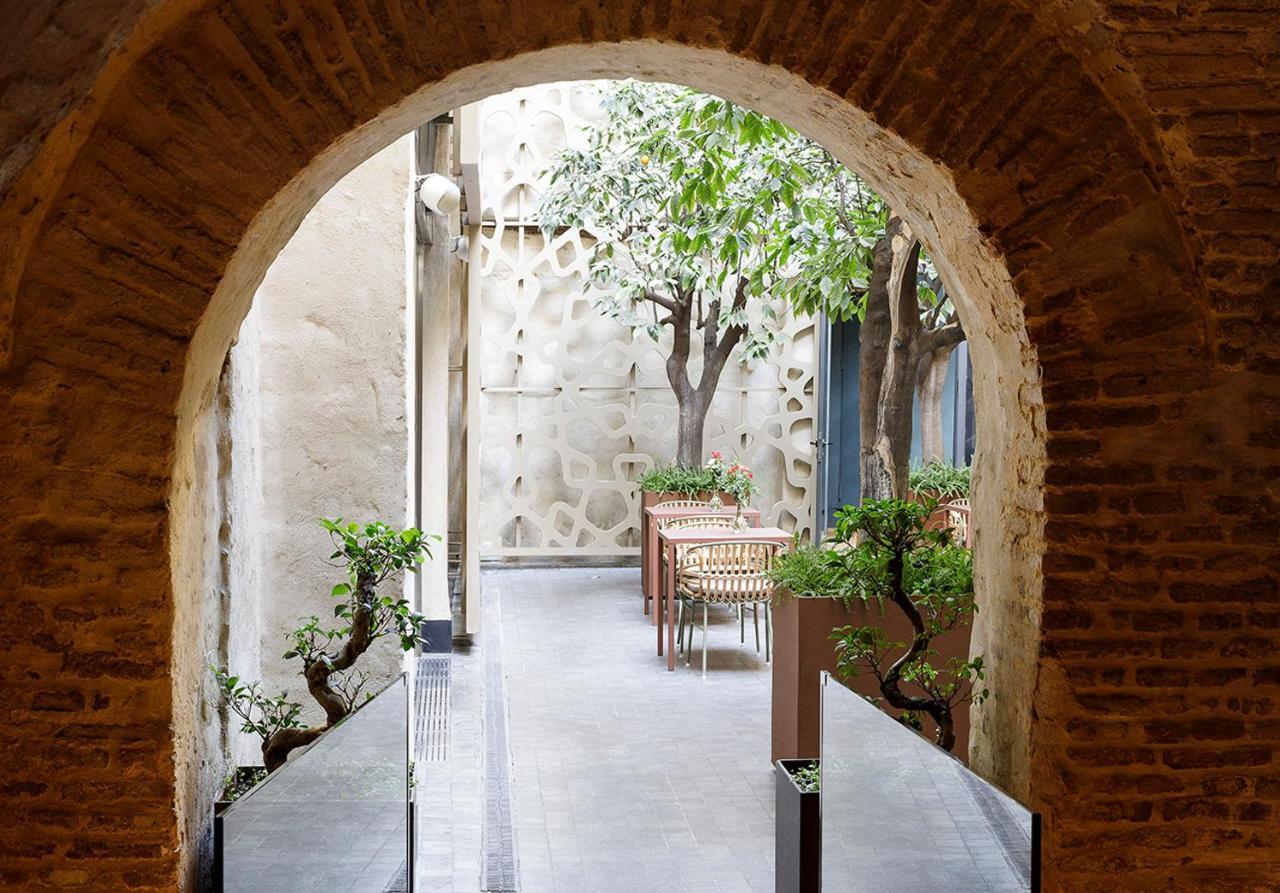 Eme Catedral Mercer Hotel Севилья Экстерьер фото The courtyard of the museum