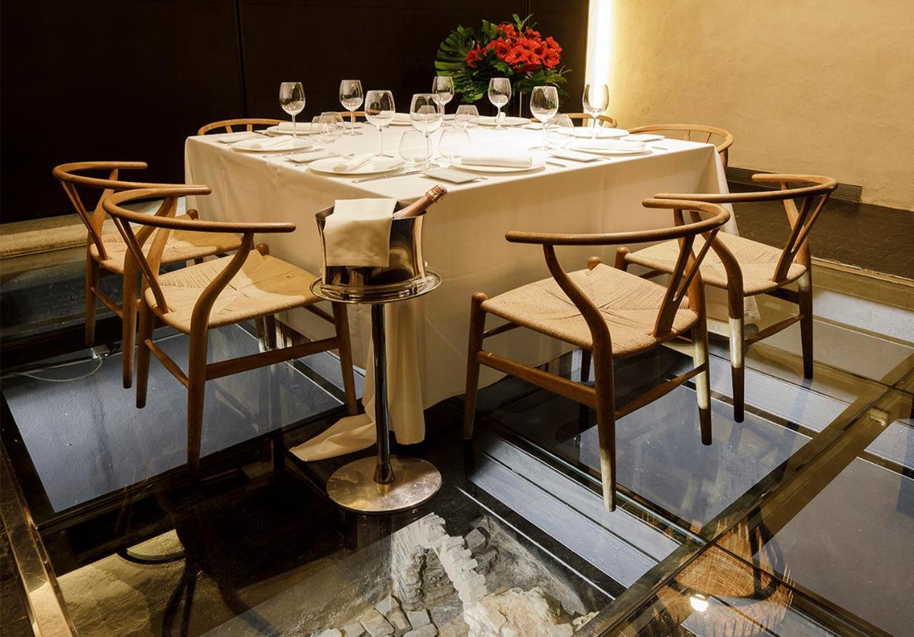 Eme Catedral Mercer Hotel Севилья Экстерьер фото Ch24 chairs at the Mandarin Oriental, Hong Kong