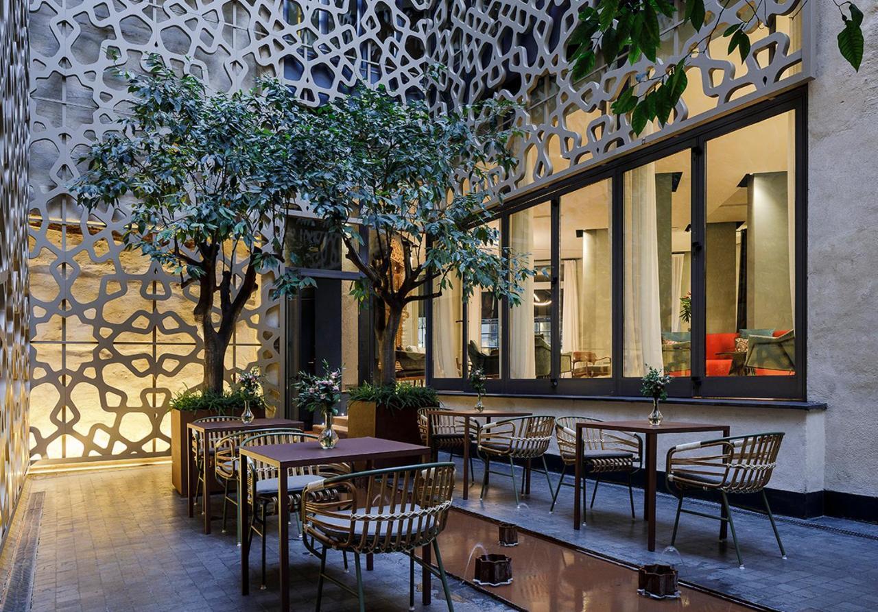 Eme Catedral Mercer Hotel Севилья Экстерьер фото The courtyard of the hotel
