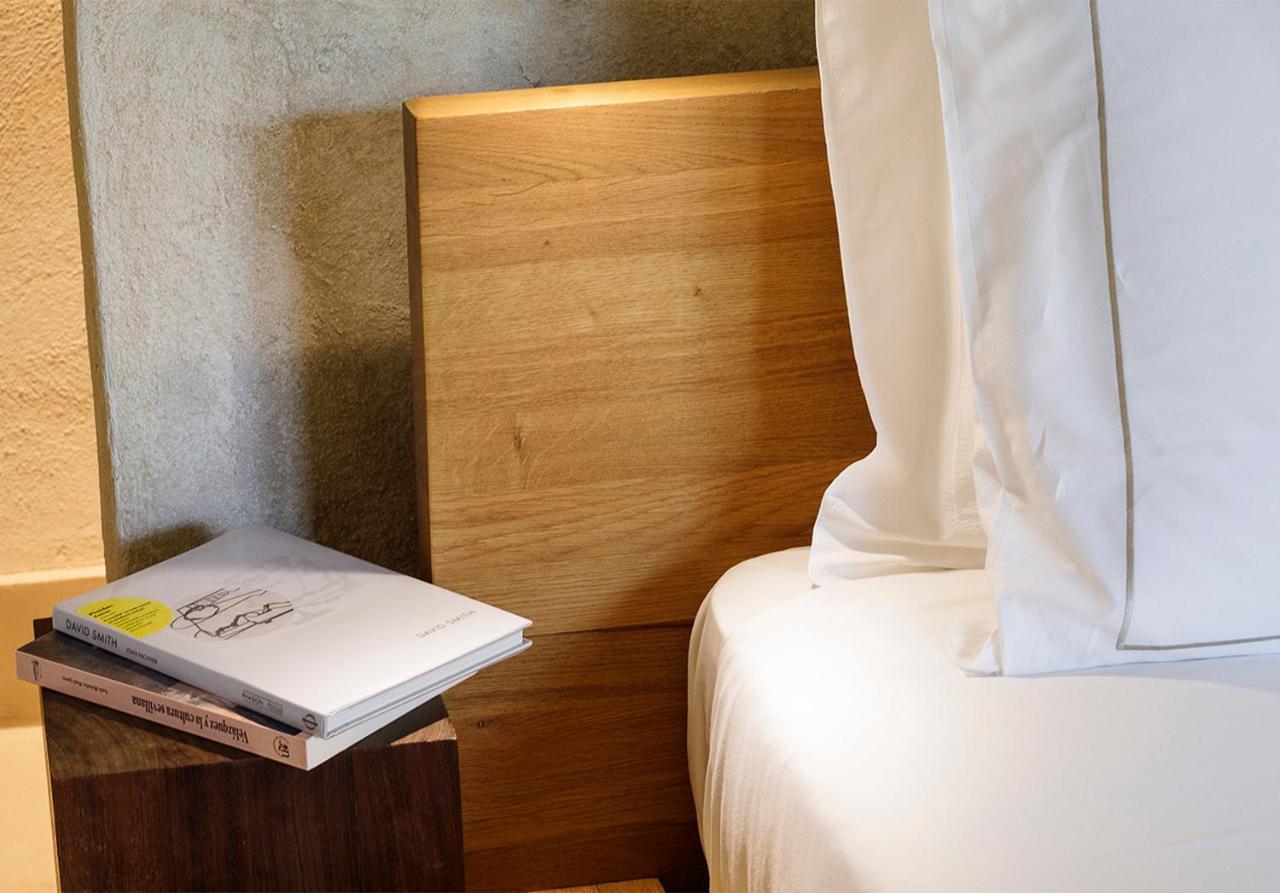 Eme Catedral Mercer Hotel Севилья Экстерьер фото A bed with a duvet